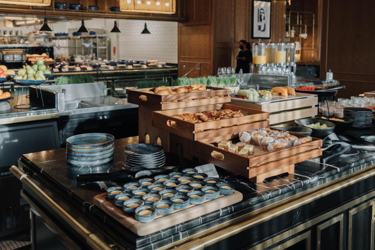 ホテル ソフィテル アデレード エクステリア 写真 A buffet at a hotel